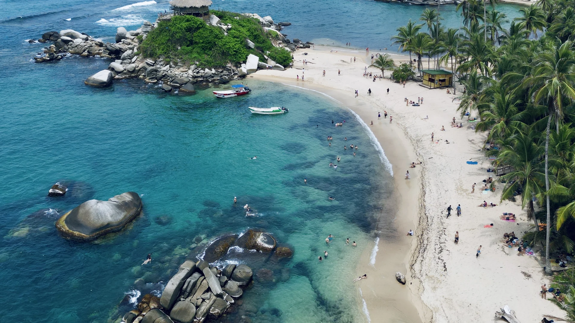 Vista dall'alto di Cabo San Juan nel Parco Tayrona, con la capanna sullo scoglio, l'acqua turchese e le palme