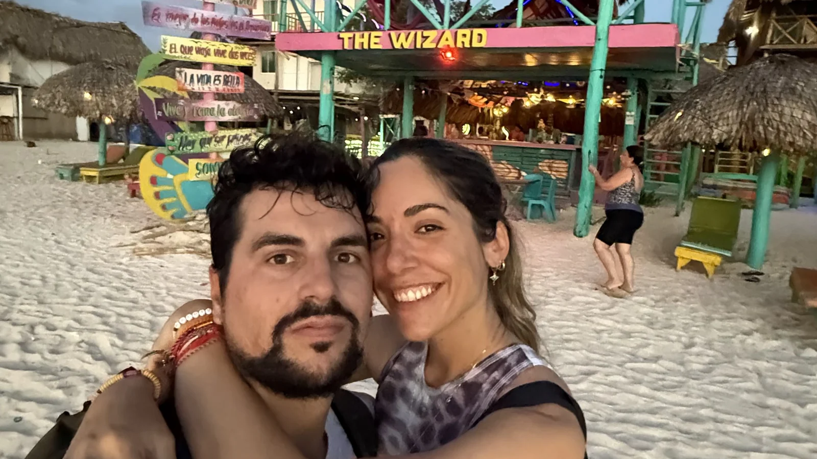 I chiringuiti colorati sulla sabbia di Playa Blanca a Barú, vicino a Cartagena