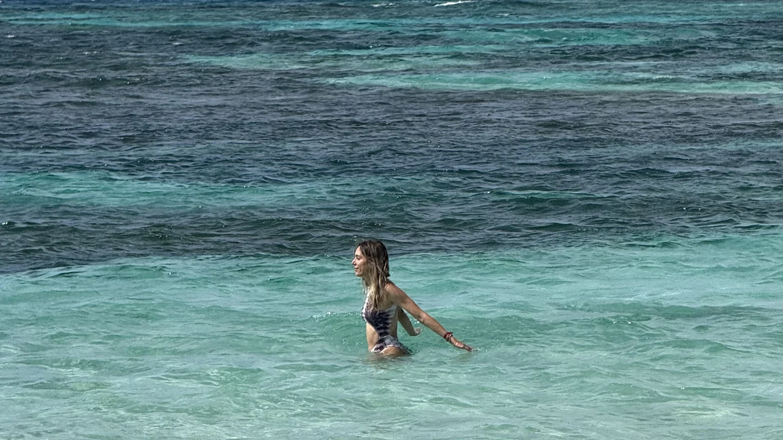Acqua turchese e barriera corallina a San Andrés con una persona che nuota