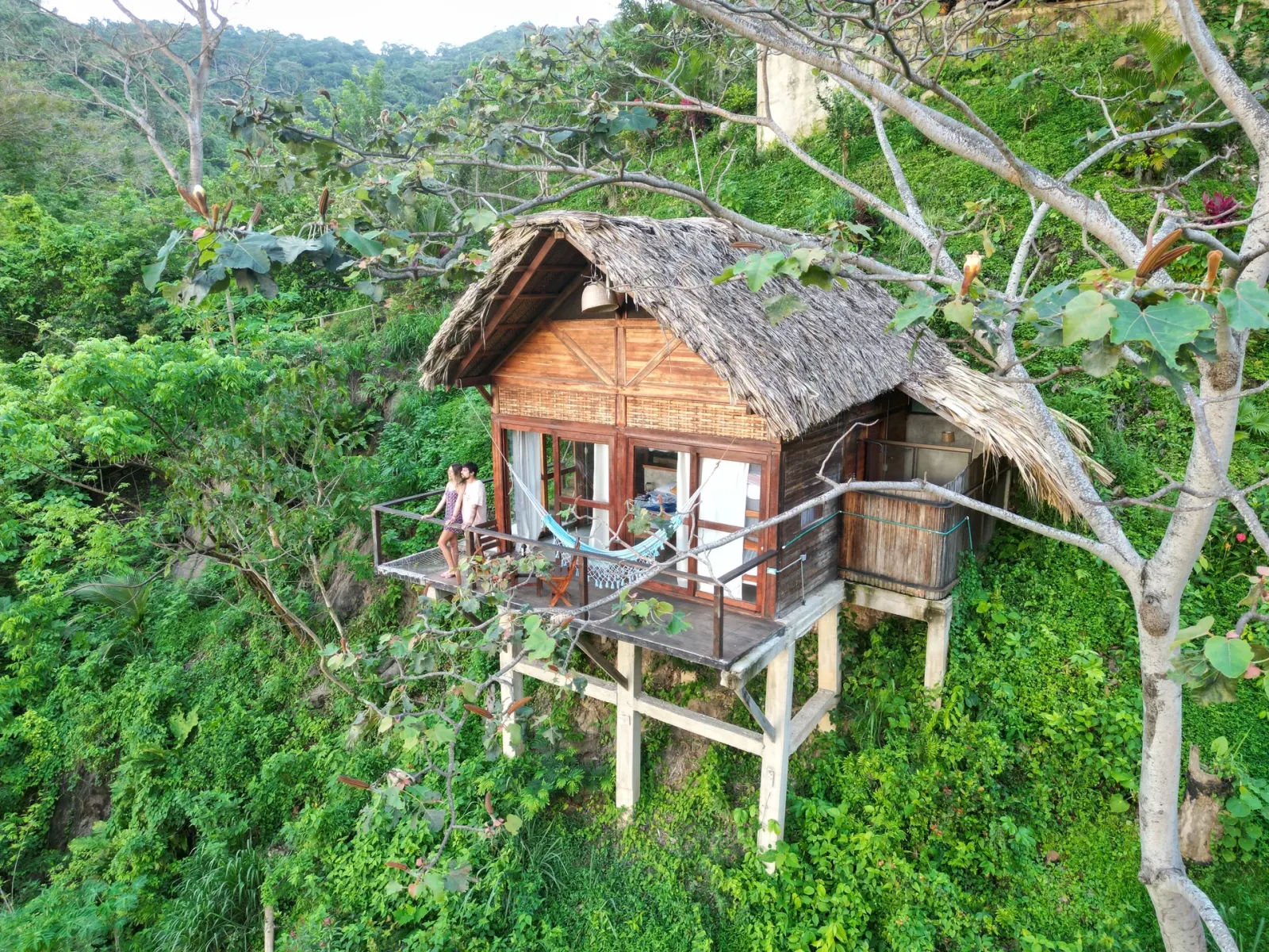 La casa sull'albero di Paraíso Ahimsa sospesa su pilastri in mezzo alla foresta vicino al Parco Tayrona