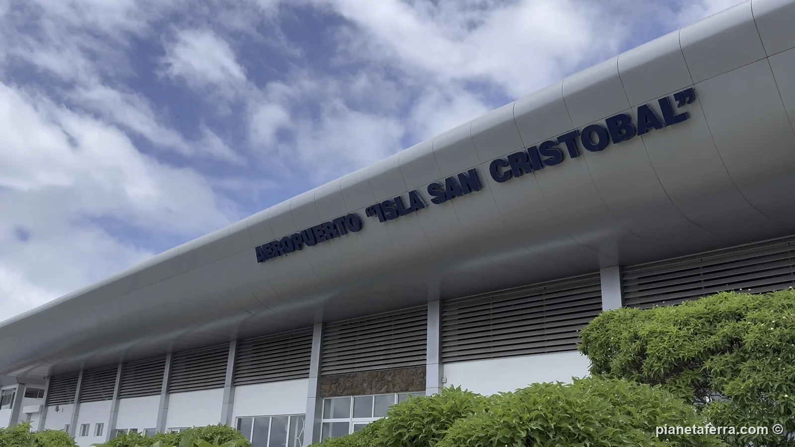 L'aeroporto di San Cristóbal, a pochi minuti dal paese, a marzo 2026