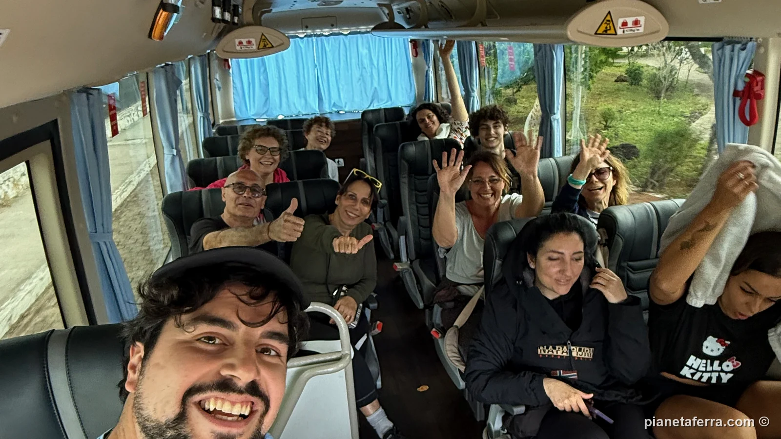 Luca con il gruppo sul bus dall'aeroporto di San Cristóbal, a marzo 2026