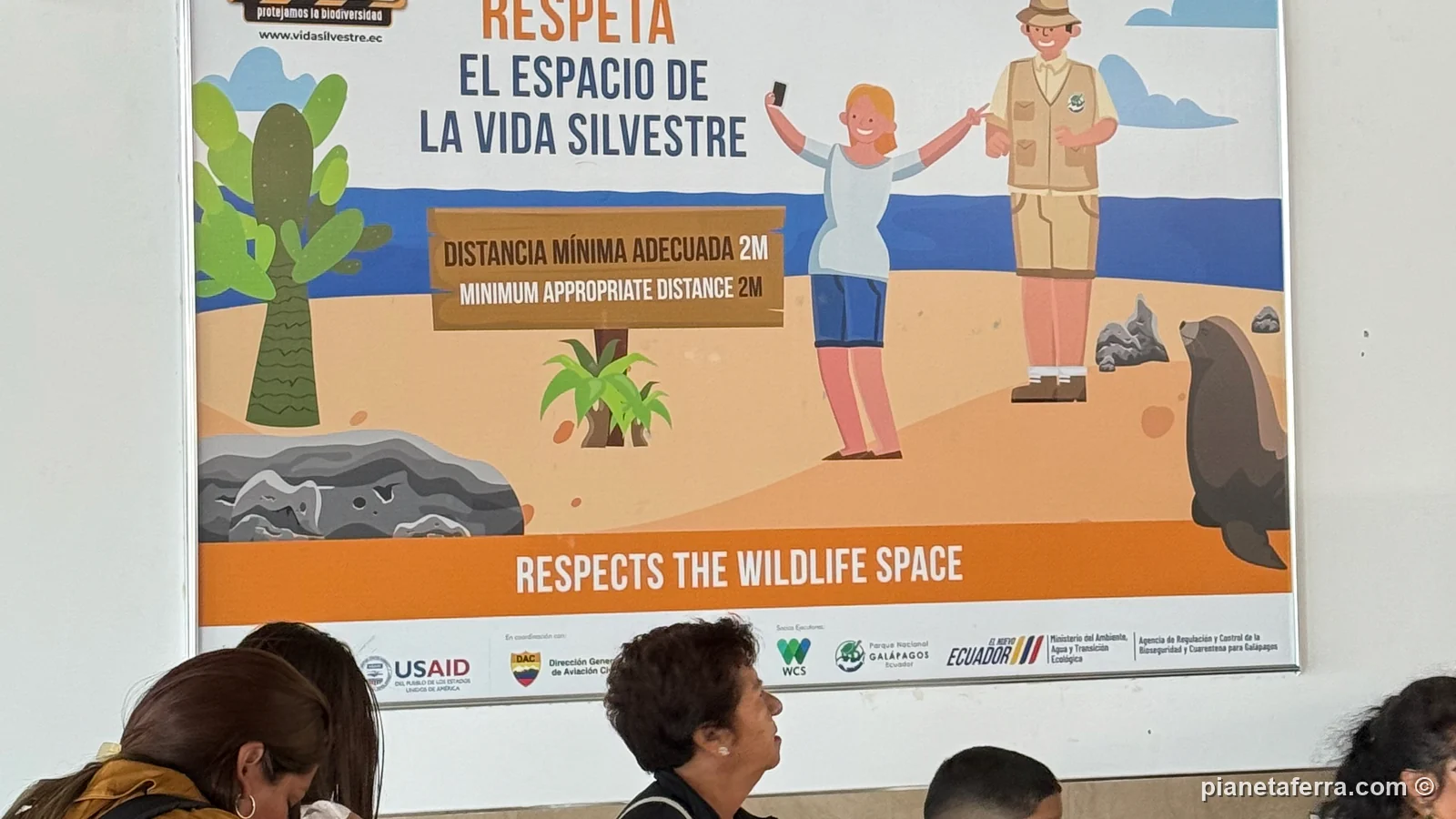 Il cartello sulla distanza di due metri dagli animali nella sala arrivi dell'aeroporto di San Cristóbal, ad aprile 2025