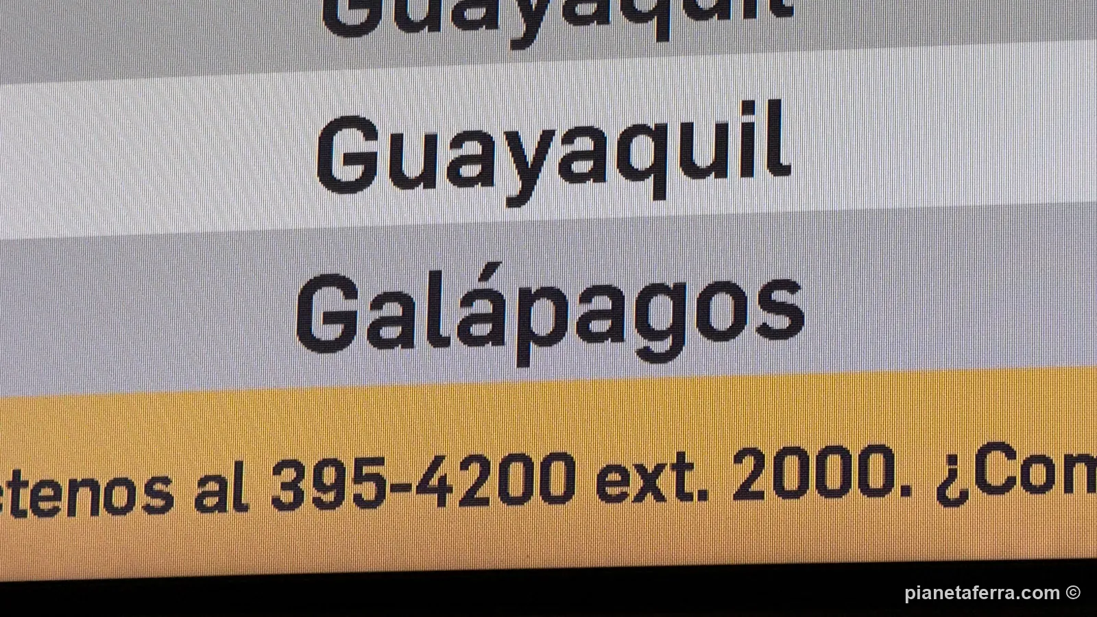 Il tabellone delle partenze dell'aeroporto di Quito con il volo per le Galápagos, ad aprile 2025