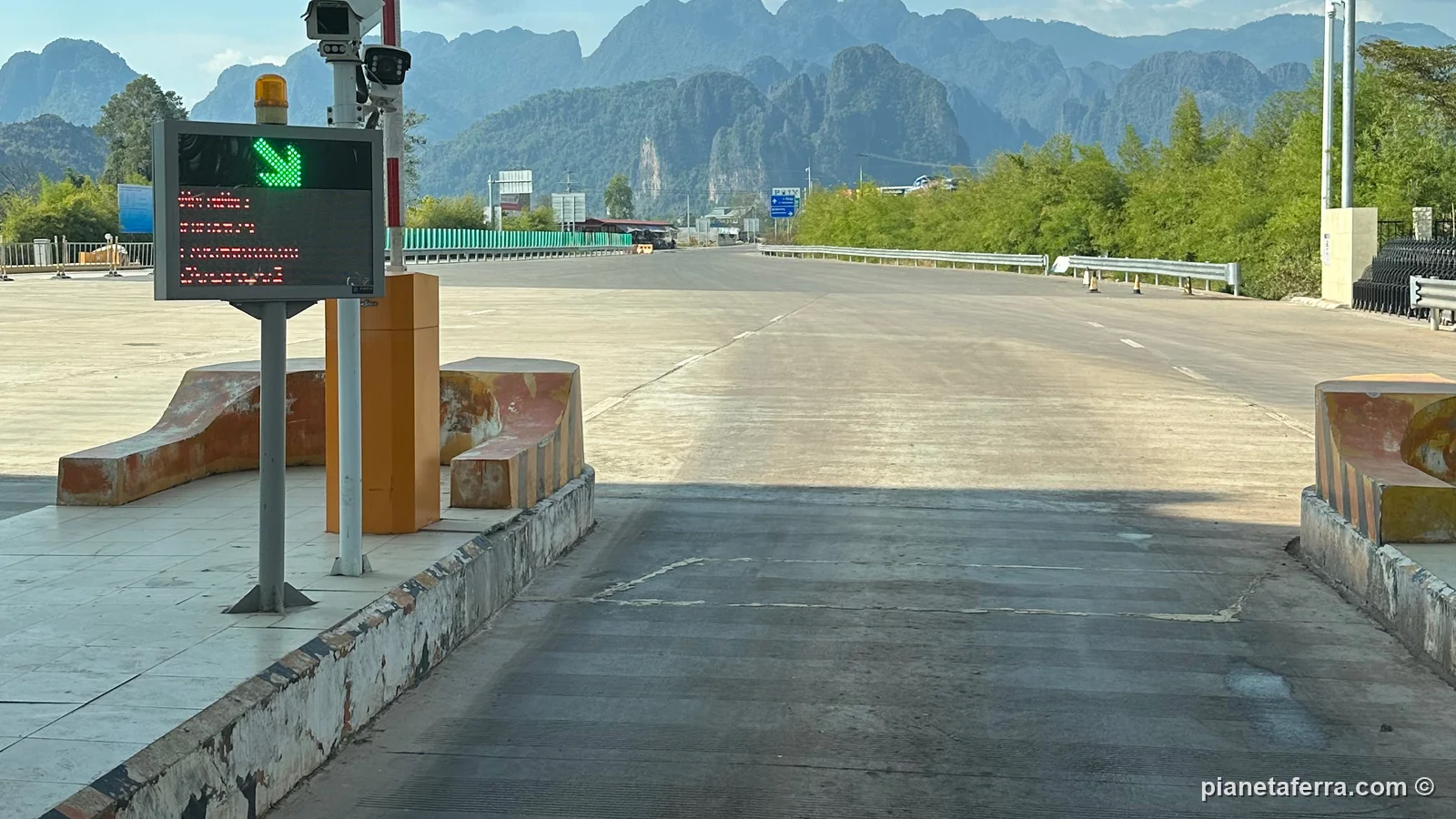 Il casello dell'autostrada tra Vientiane e Vang Vieng con le montagne carsiche sullo sfondo