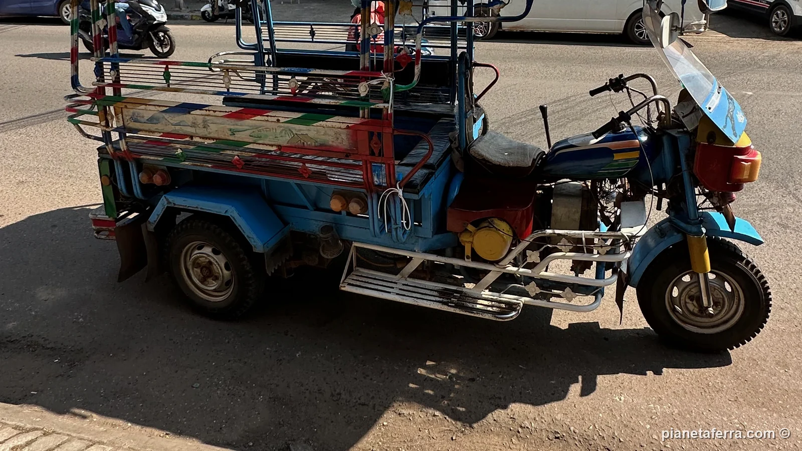 Un tuk tuk parcheggiato in una strada di Vientiane