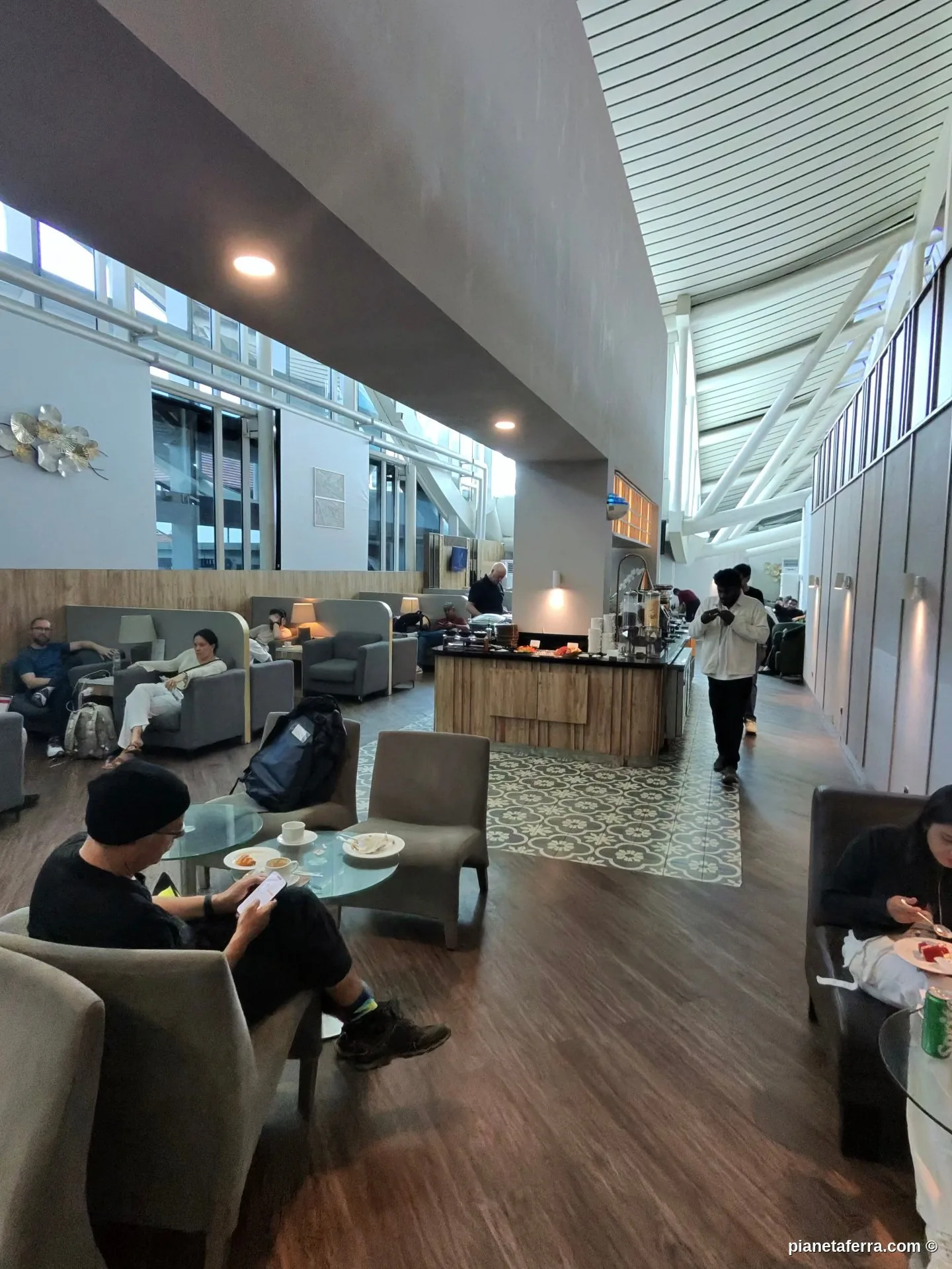 Bancone del bar nella Concordia Lounge dell'aeroporto di Bali