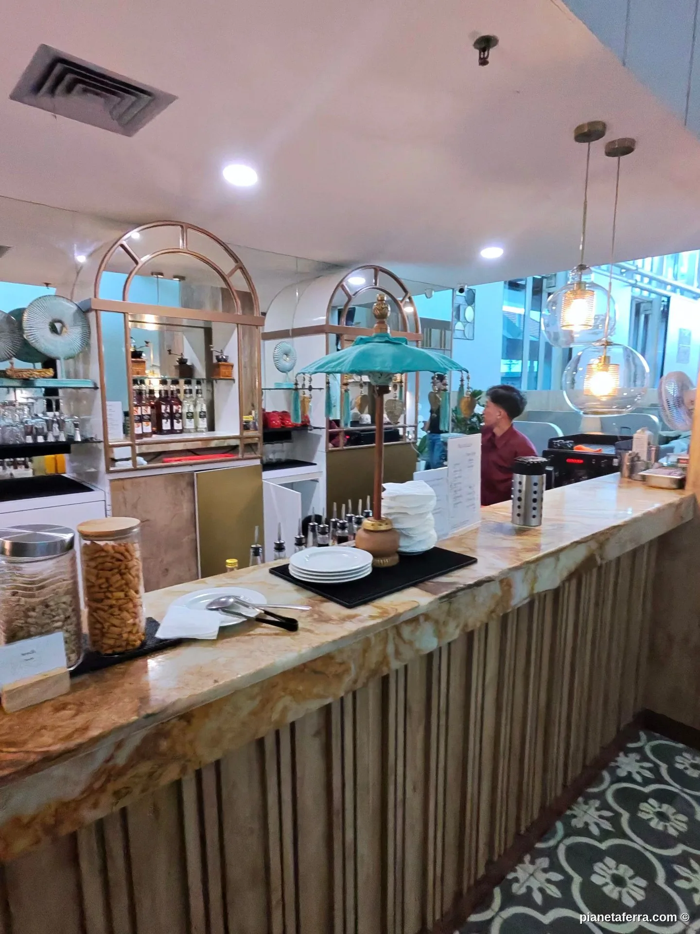 Vista panoramica degli spazi e delle poltrone della Concordia Lounge all'aeroporto di Bali