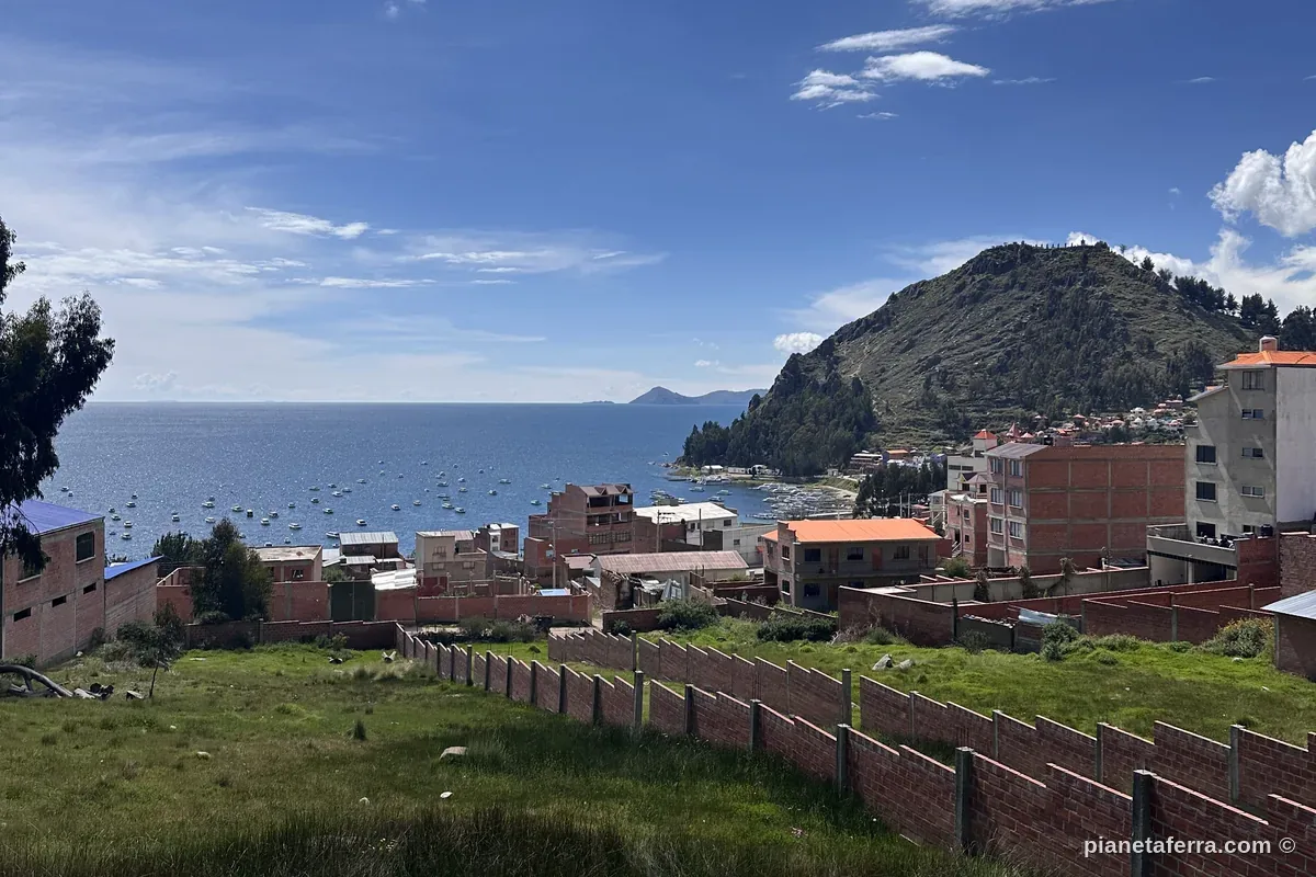 Vista su Copacabana e sul lago Titicaca con le barche ormeggiate nella baia, Bolivia