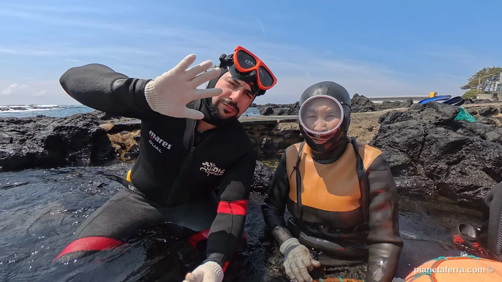 Haenyeo di Jeju in muta dopo un'immersione in apnea, Corea del Sud