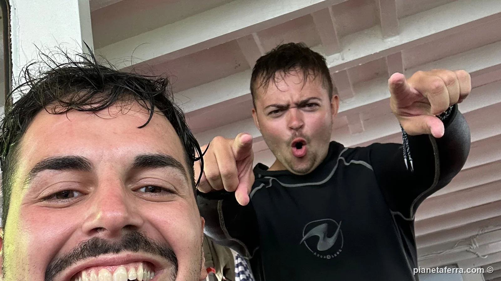 Luca e un compagno di viaggio in muta sulla barca del diving, il giorno dei relitti a Coron, nel 2023