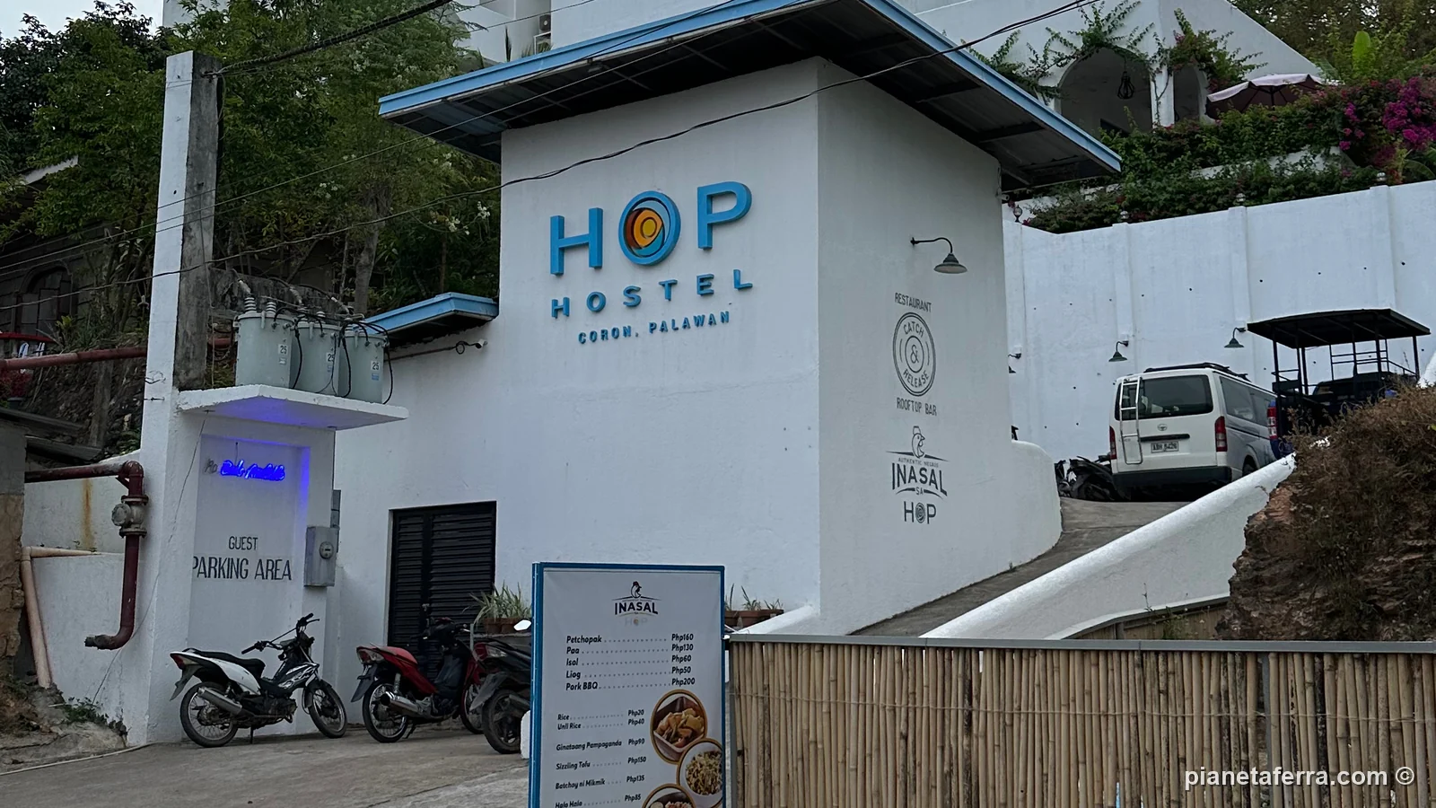L'ingresso dell'Hop Hostel a Coron, la mattina, nel 2023