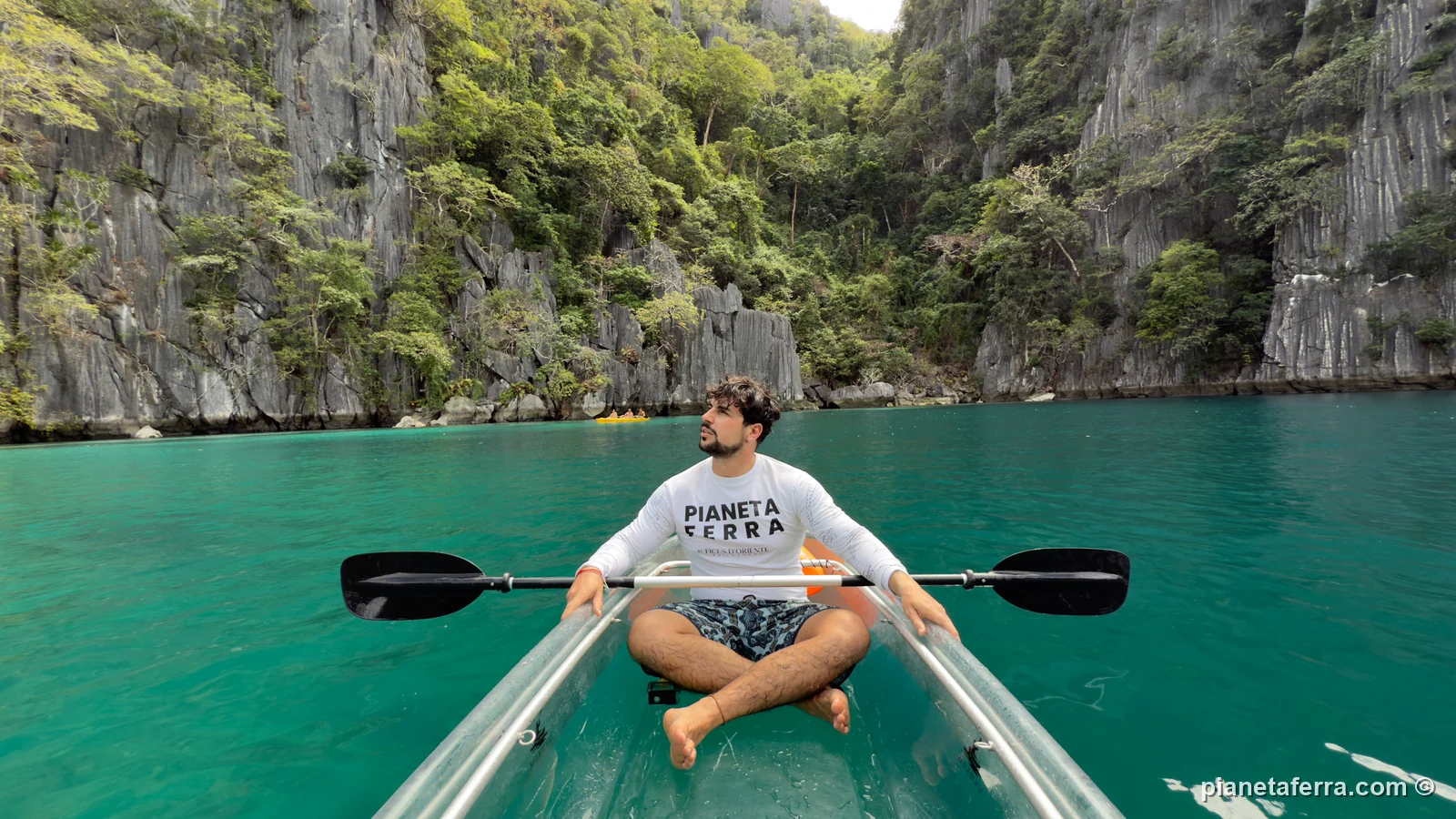 Luca in kayak trasparente in una laguna di Coron Island, con il gruppo nel 2025