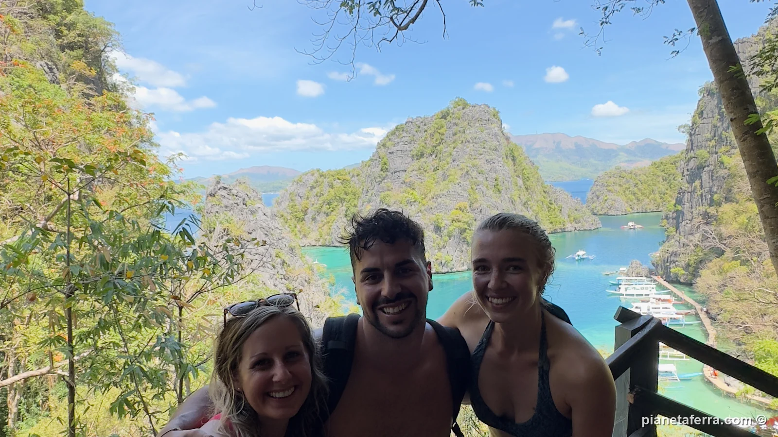 Luca con due amiche al belvedere di Kayangan Lake, con le isole di Coron alle spalle, nel 2023