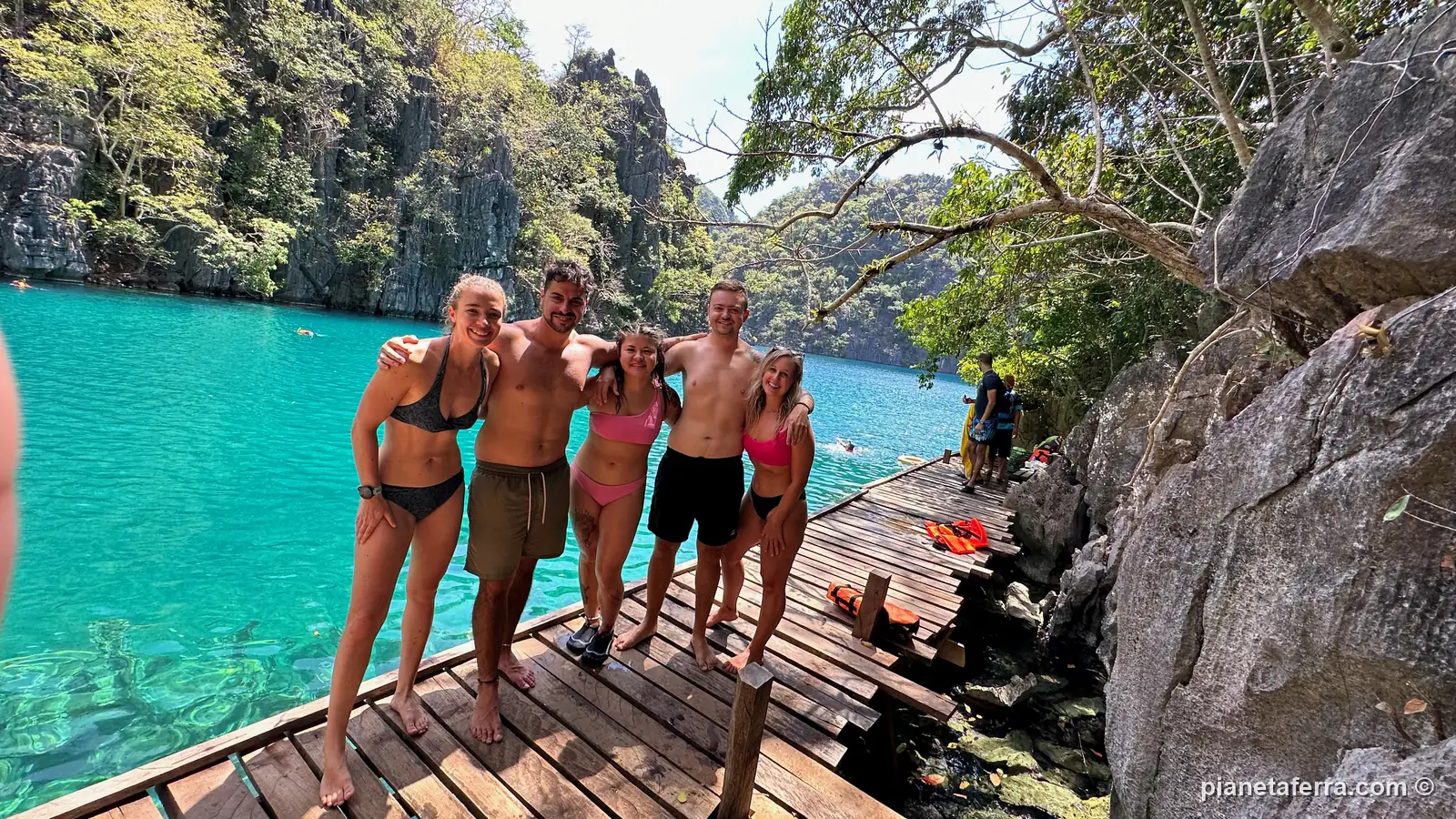 Luca e gli amici del viaggio sul pontile di Kayangan Lake, nel 2023