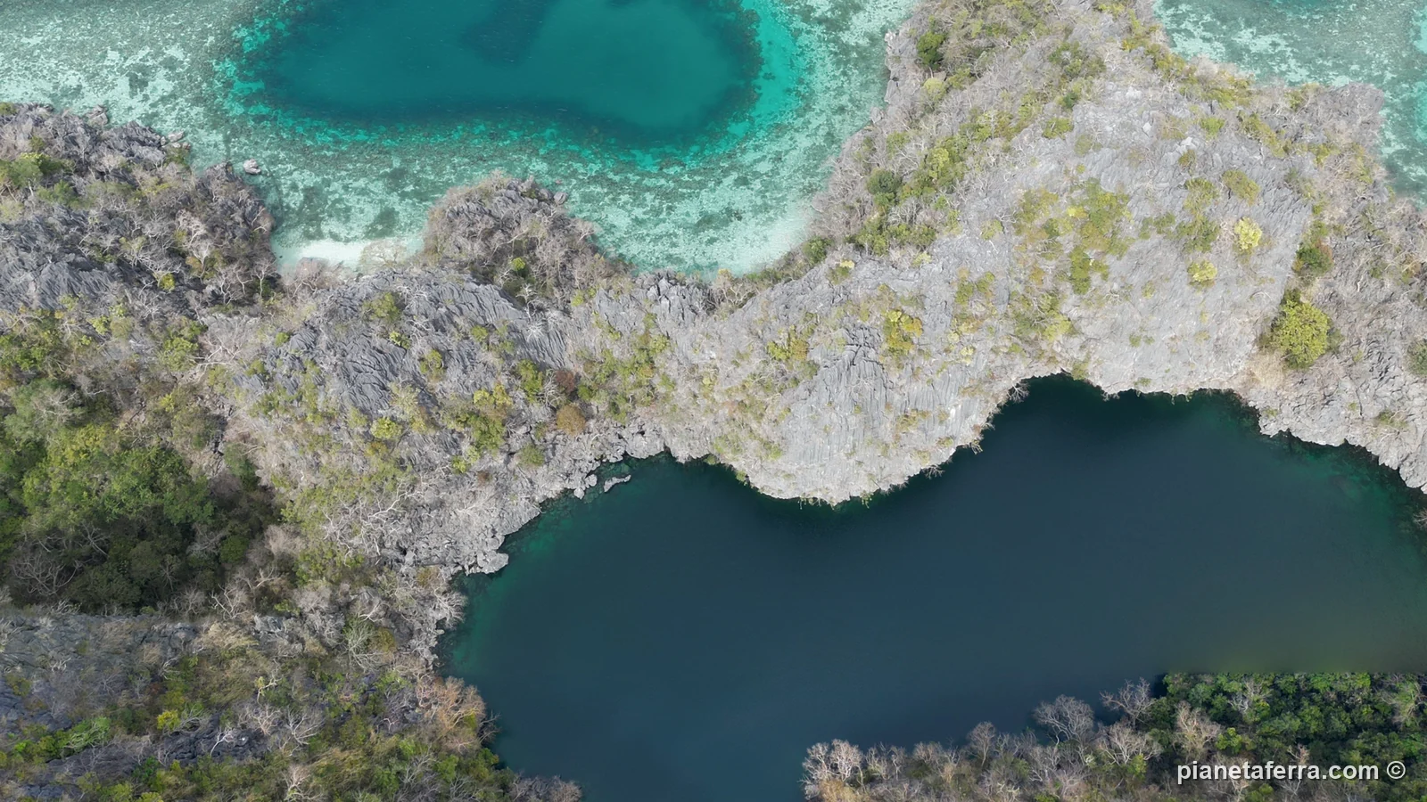 Le lagune di Coron Island viste dal drone, tra le pareti calcaree, nel 2024