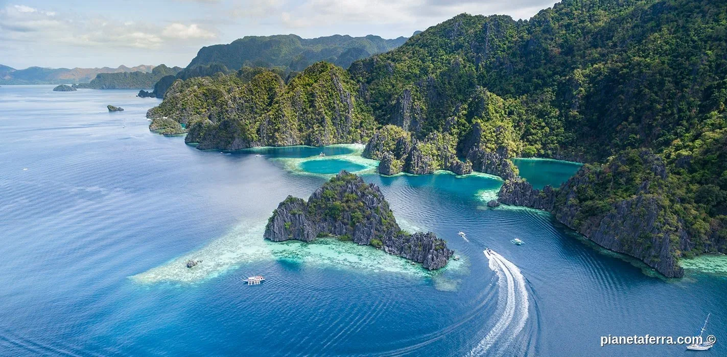 Le isole calcaree di Coron, Palawan nord, viste dal mare