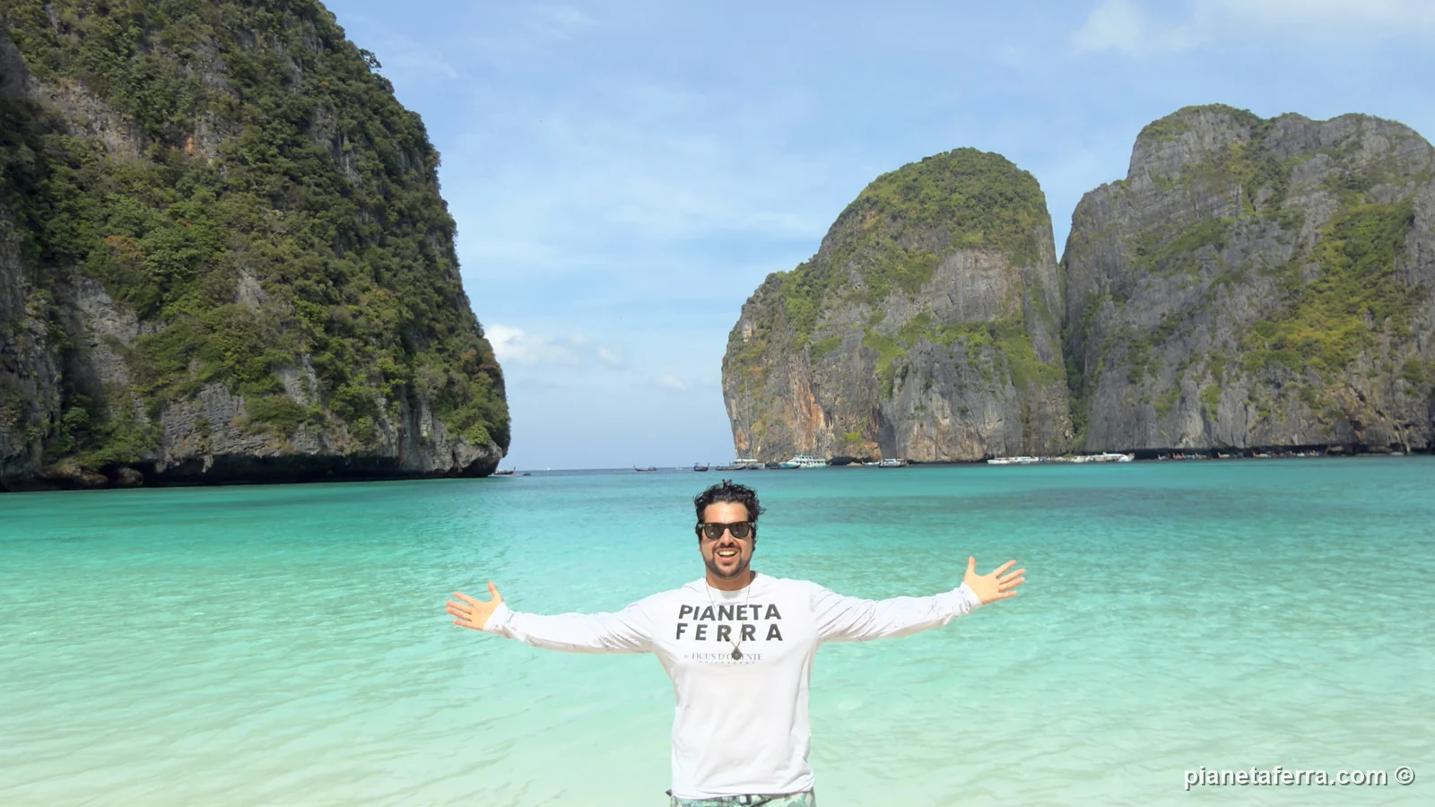 Luca in acqua a Maya Bay, alle Phi Phi, con una maglia a maniche lunghe, a gennaio 2026