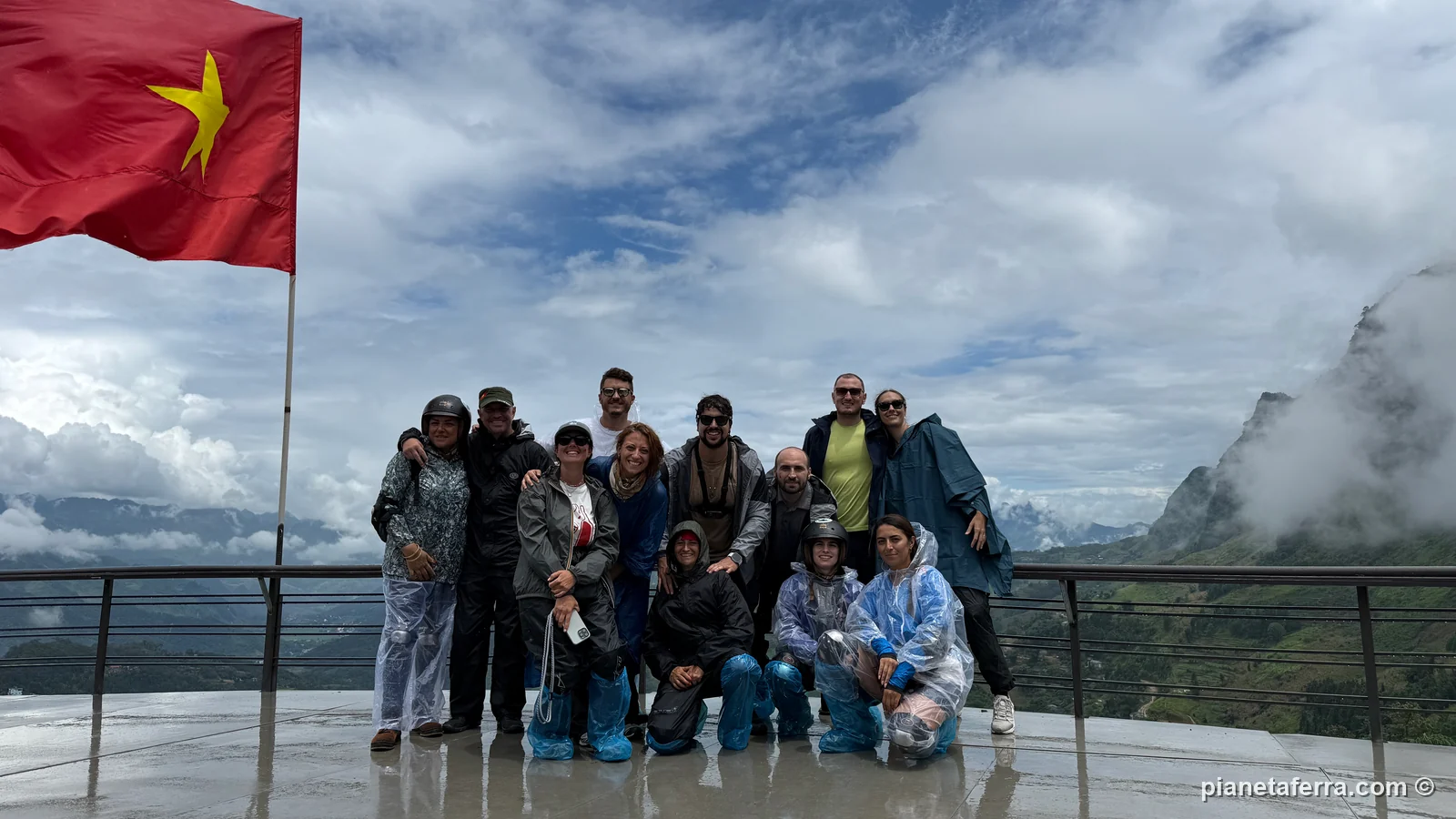 Il gruppo di Pianeta Ferra con i poncho antipioggia su un belvedere del Ha Giang Loop, ad agosto 2025