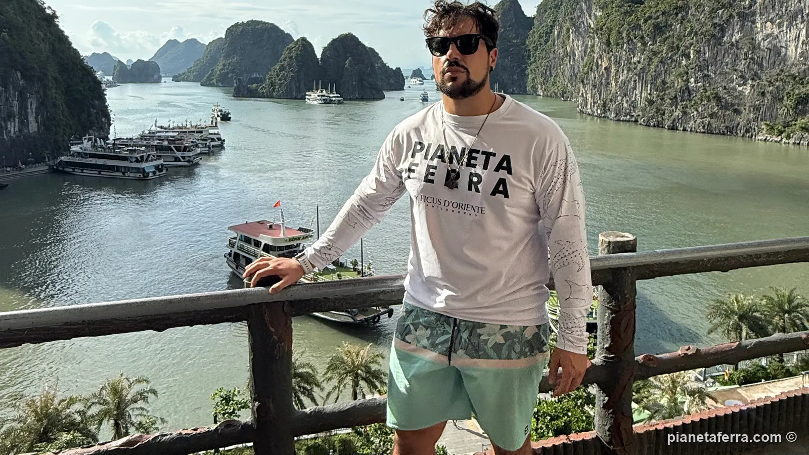Luca con una maglia a maniche lunghe e i pantaloncini su un belvedere della baia di Ha Long, ad agosto 2025