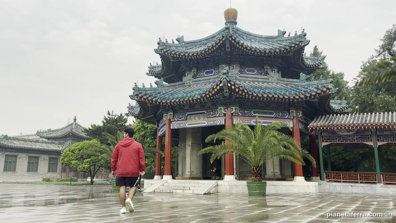 Un padiglione del parco Zhongshan, accanto alla Città Proibita, in una giornata grigia a Pechino, a maggio 2024
