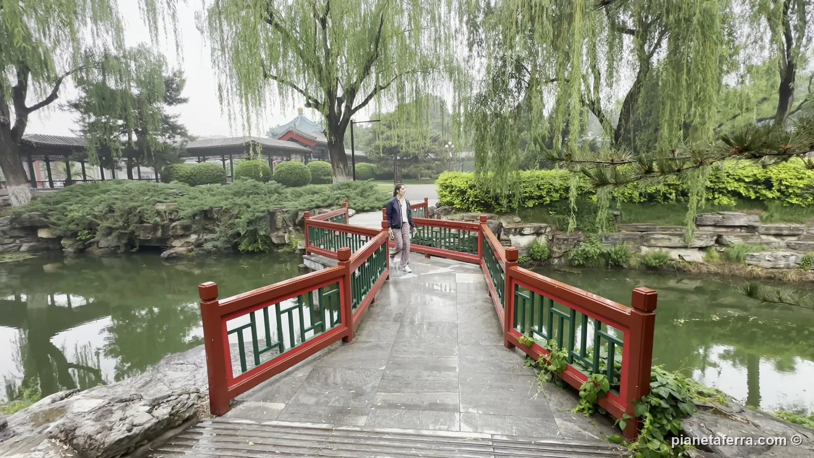Un ponte rosso sul laghetto del parco Zhongshan, accanto alla Città Proibita di Pechino, a maggio 2024