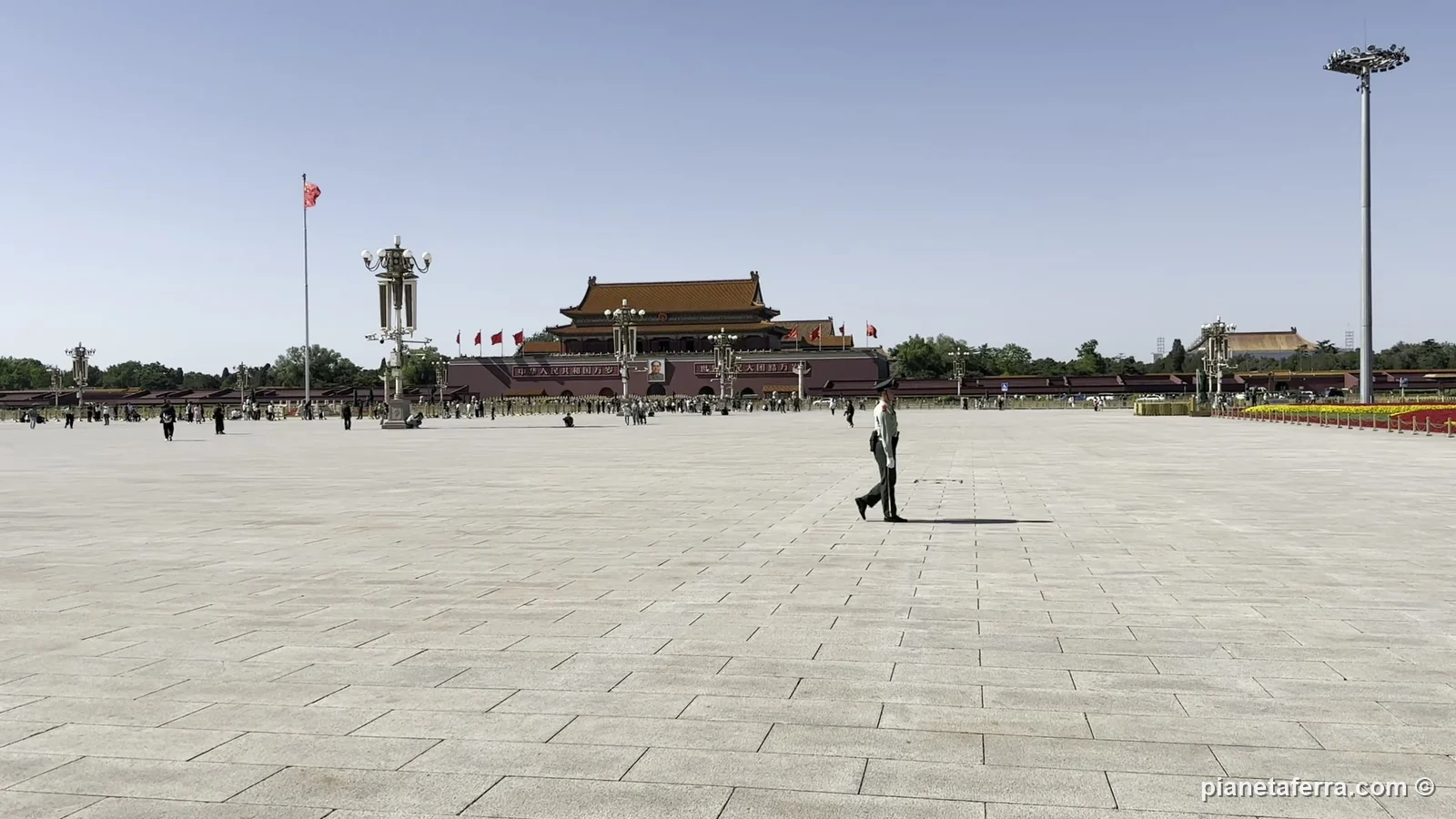 Piazza Tienanmen a Pechino con la porta di Tienanmen sullo sfondo, a maggio 2024
