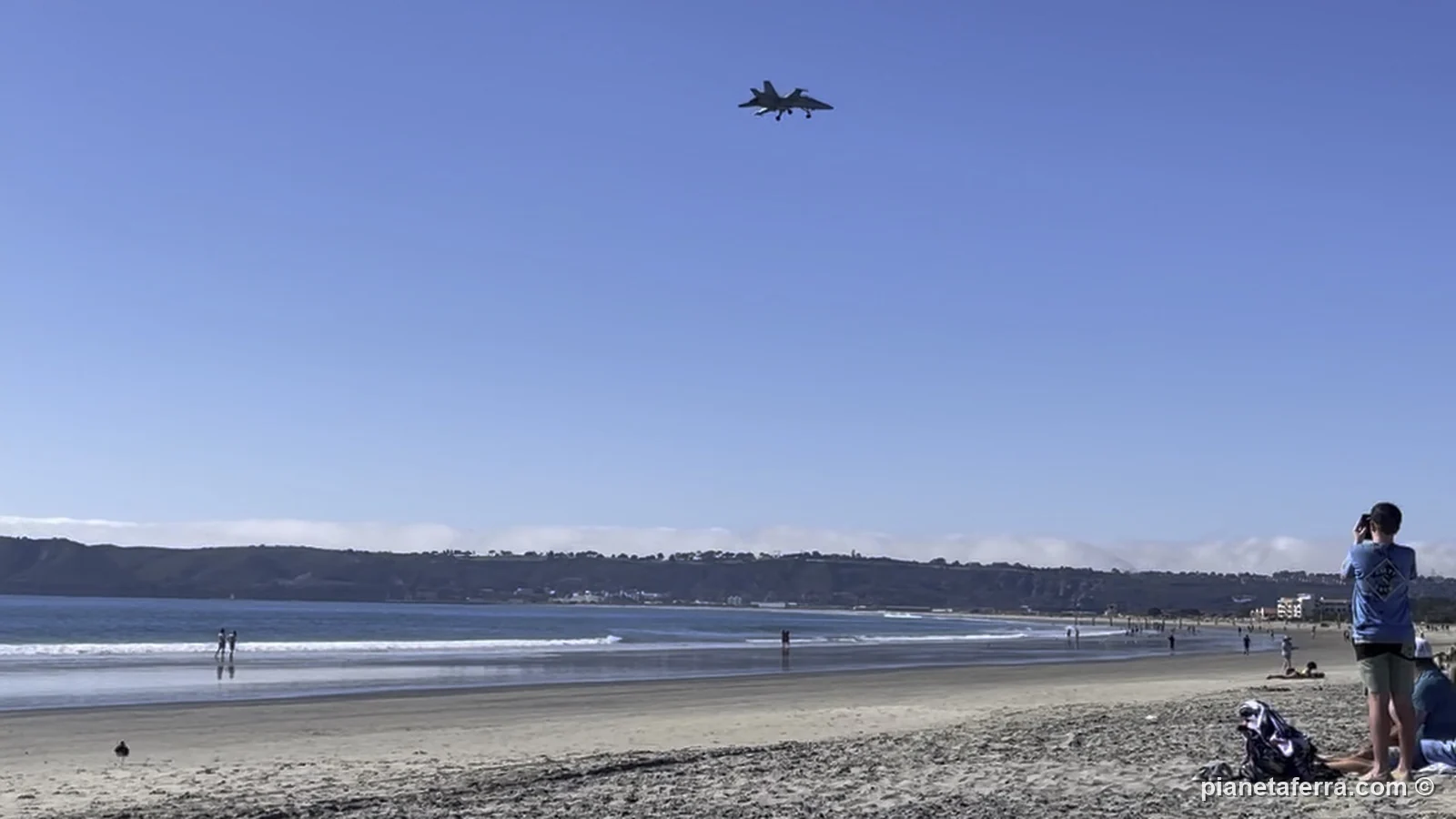 Un jet della Marina sopra la spiaggia di Coronado, a San Diego, a febbraio 2022