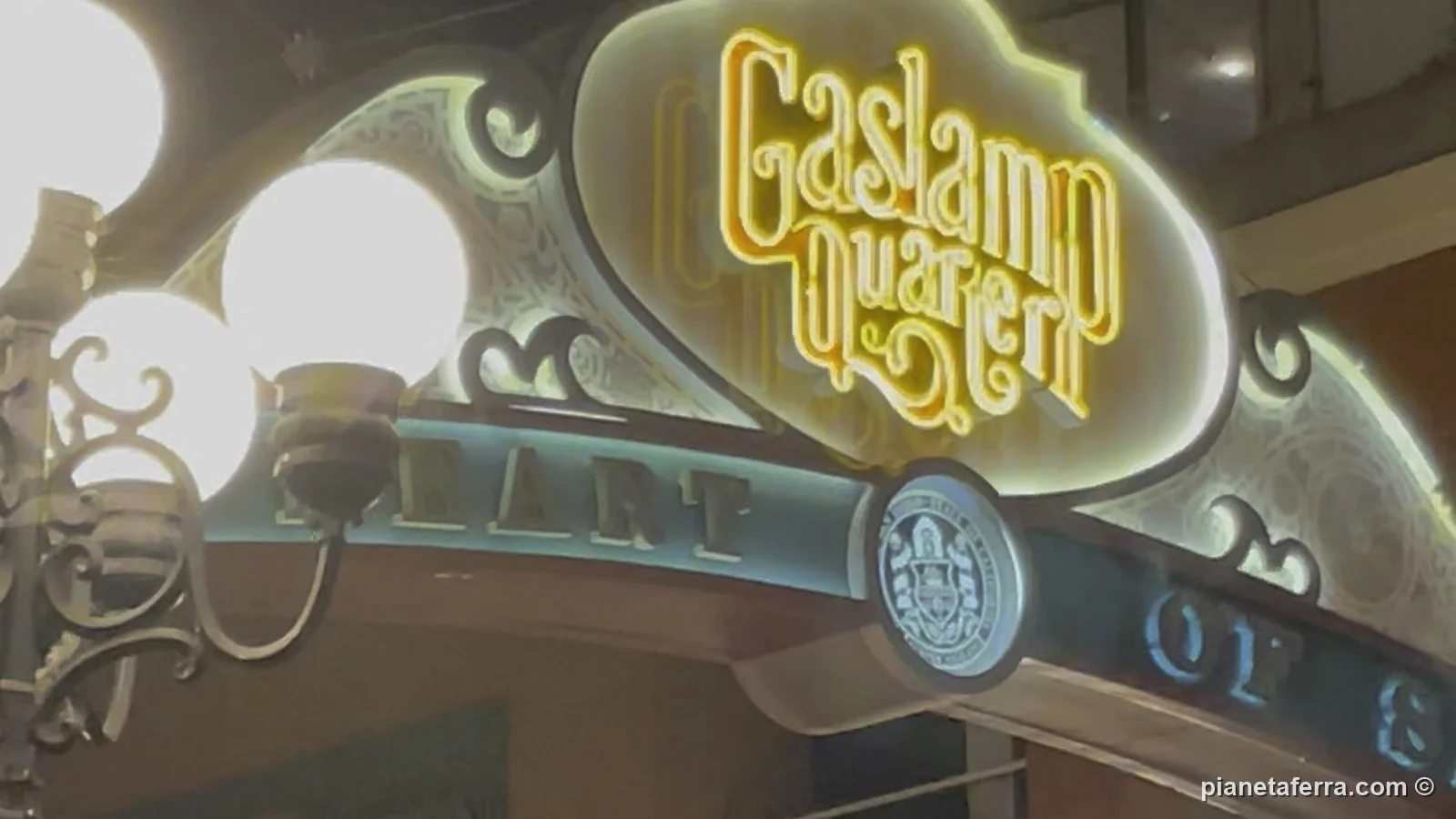 L'insegna del Gaslamp Quarter di notte, a San Diego, a febbraio 2022