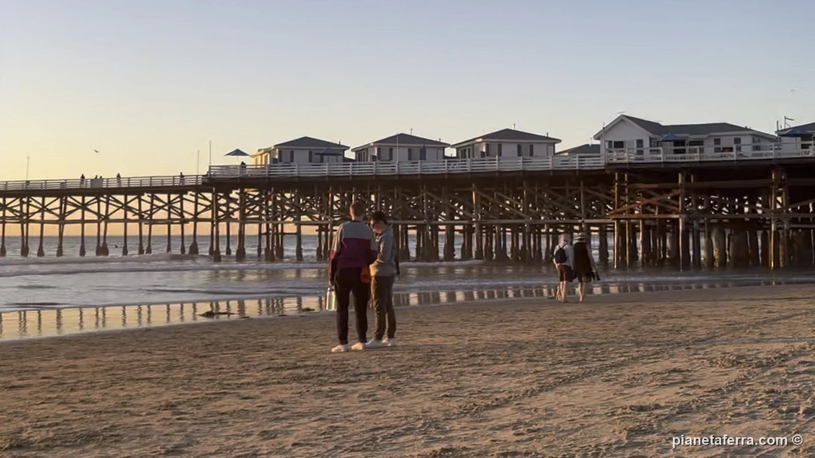 Il Crystal Pier di Pacific Beach al tramonto, a San Diego, a febbraio 2022