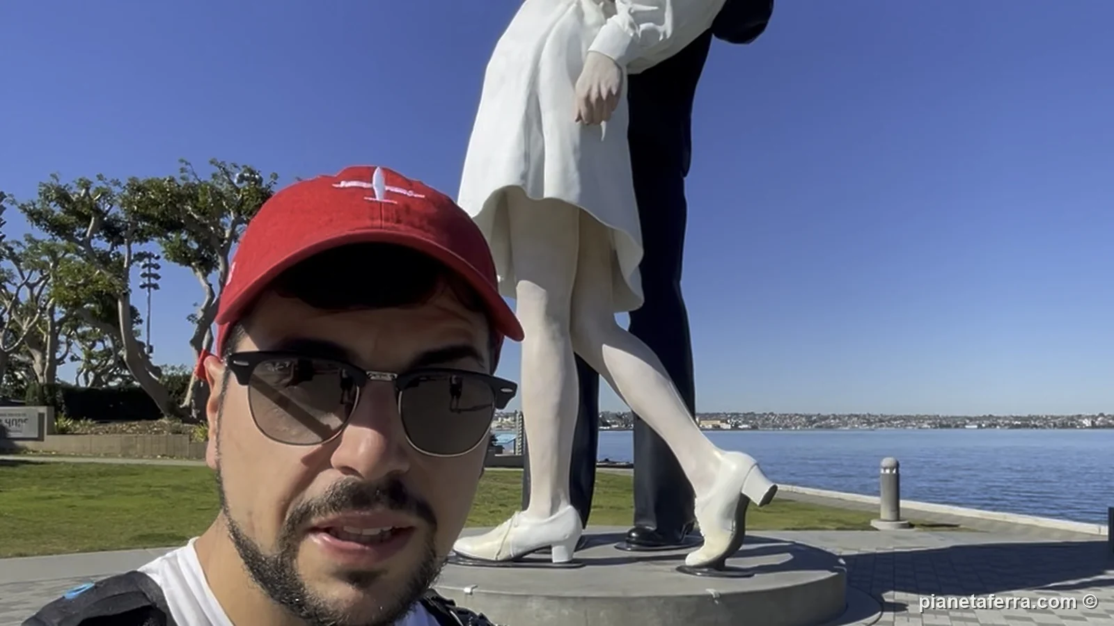 Luca Ferraina davanti alla statua del bacio, Unconditional Surrender, a San Diego, a febbraio 2022