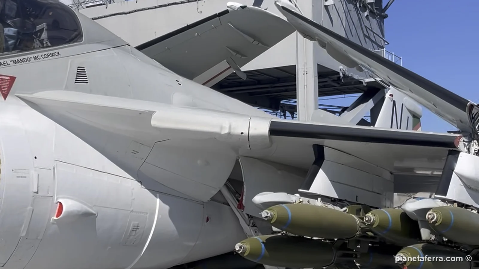 Gli aerei sul ponte di volo della portaerei USS Midway, a San Diego, a febbraio 2022