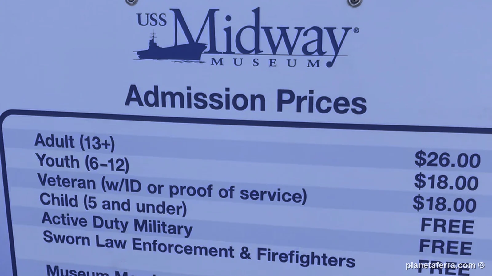Il cartello con i prezzi d'ingresso della USS Midway a San Diego, a febbraio 2022