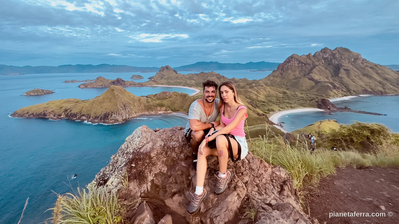 Luca e Patricia seduti in cima a Padar Island durante la crociera a Komodo, in Indonesia
