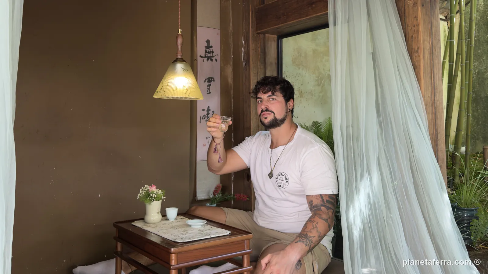 Luca in un piccolo caffè nascosto nel villaggio di Fengyangyi, vicino a Dali