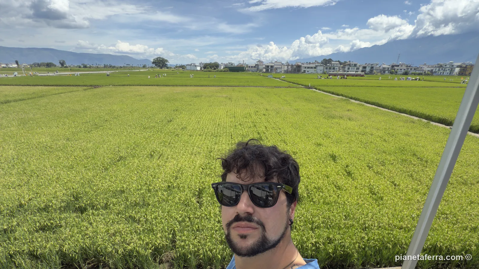 Luca davanti alle risaie di Xizhou, vicino a Dali