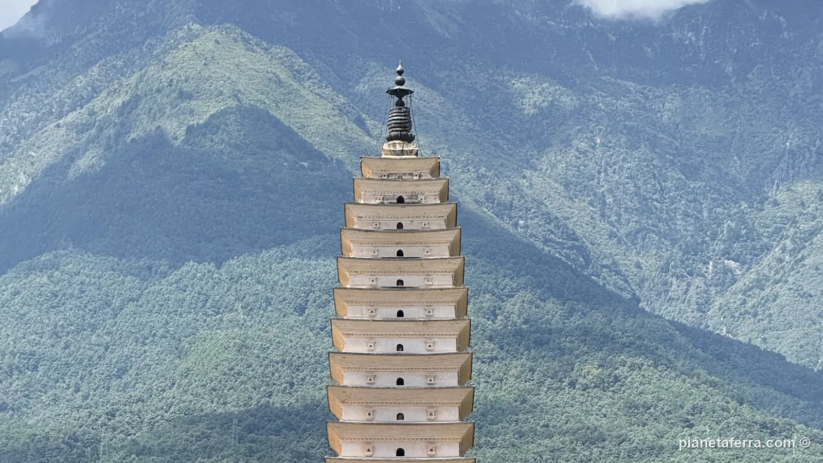 La pagoda più alta di Chongsheng, a Dali, con le montagne Cangshan alle spalle