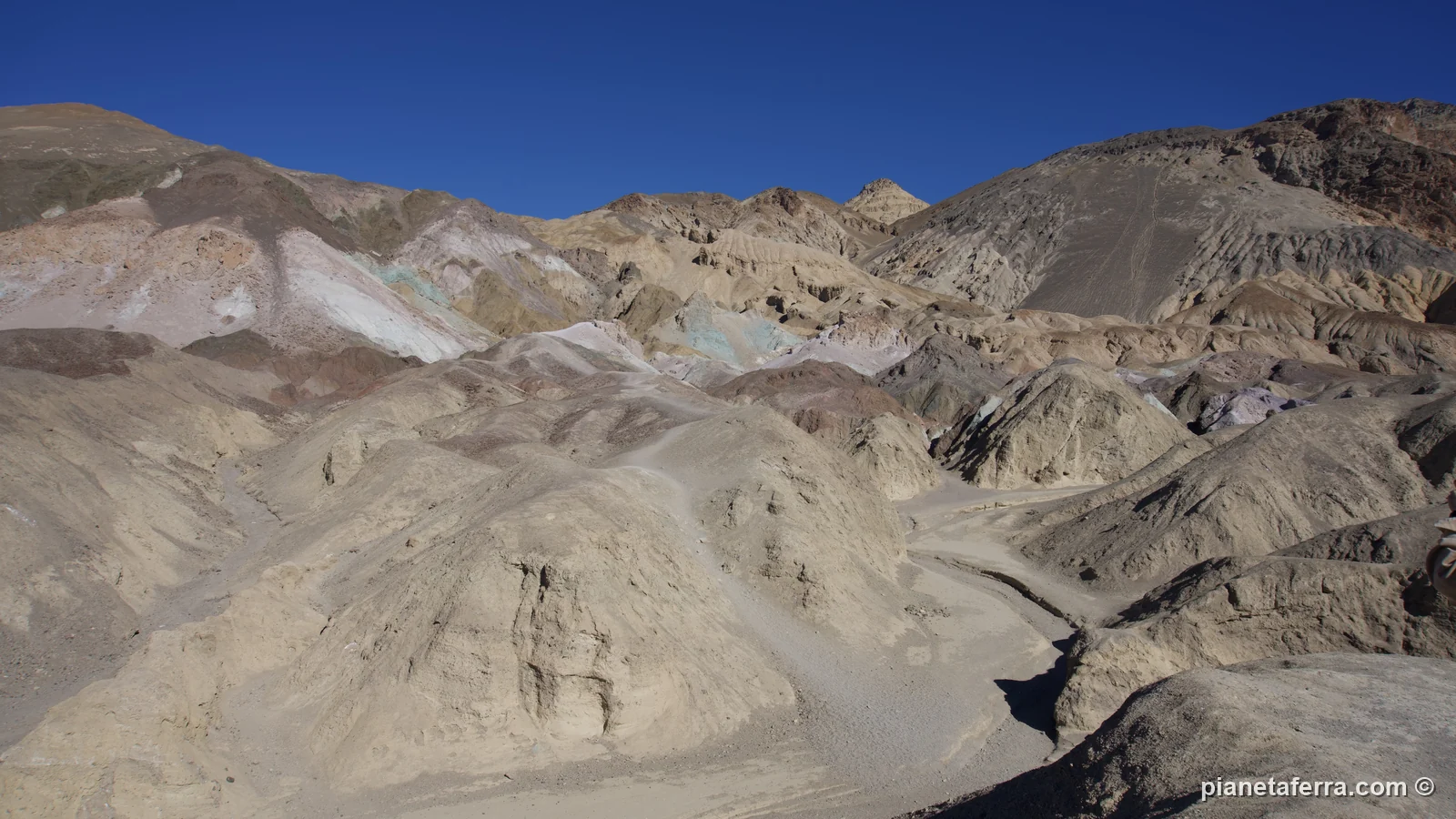 Le colline colorate lungo Artists Drive, nella Death Valley, a febbraio 2022