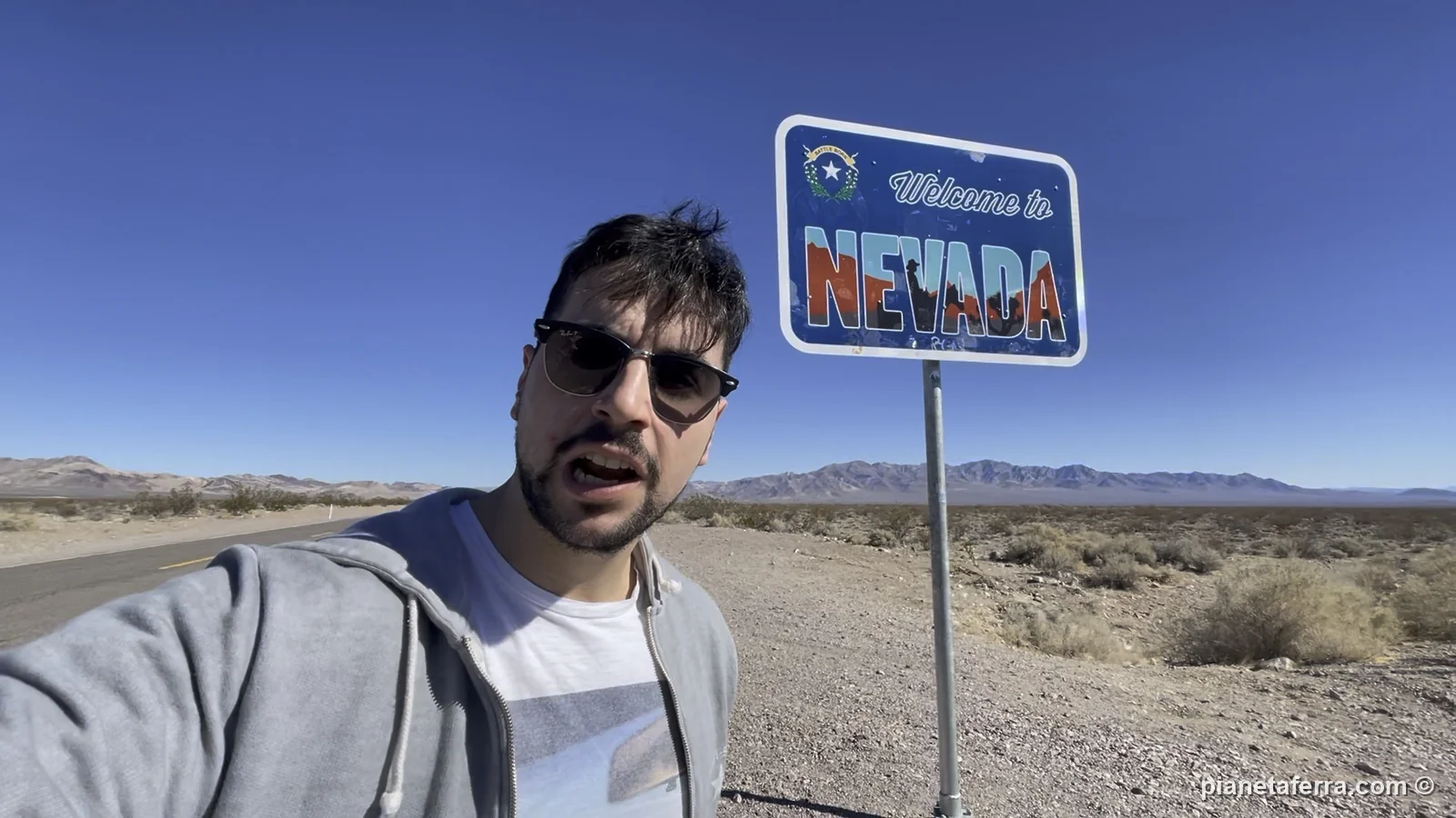 Luca al cartello di benvenuto in Nevada uscendo dalla Death Valley verso Las Vegas, a febbraio 2022