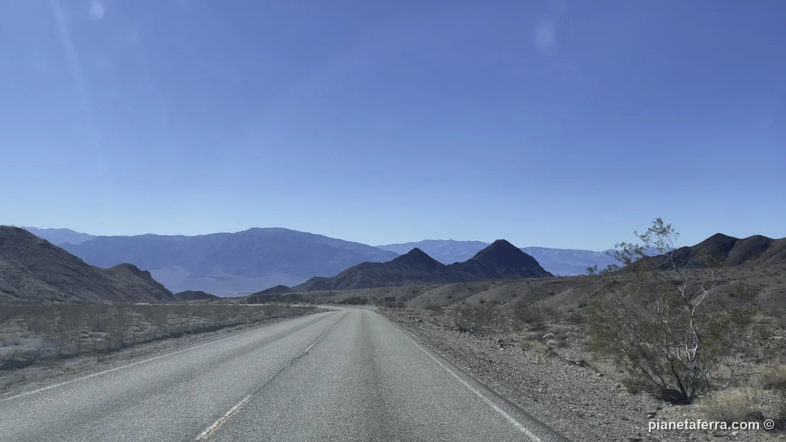 La strada che attraversa il deserto della Death Valley, a febbraio 2022
