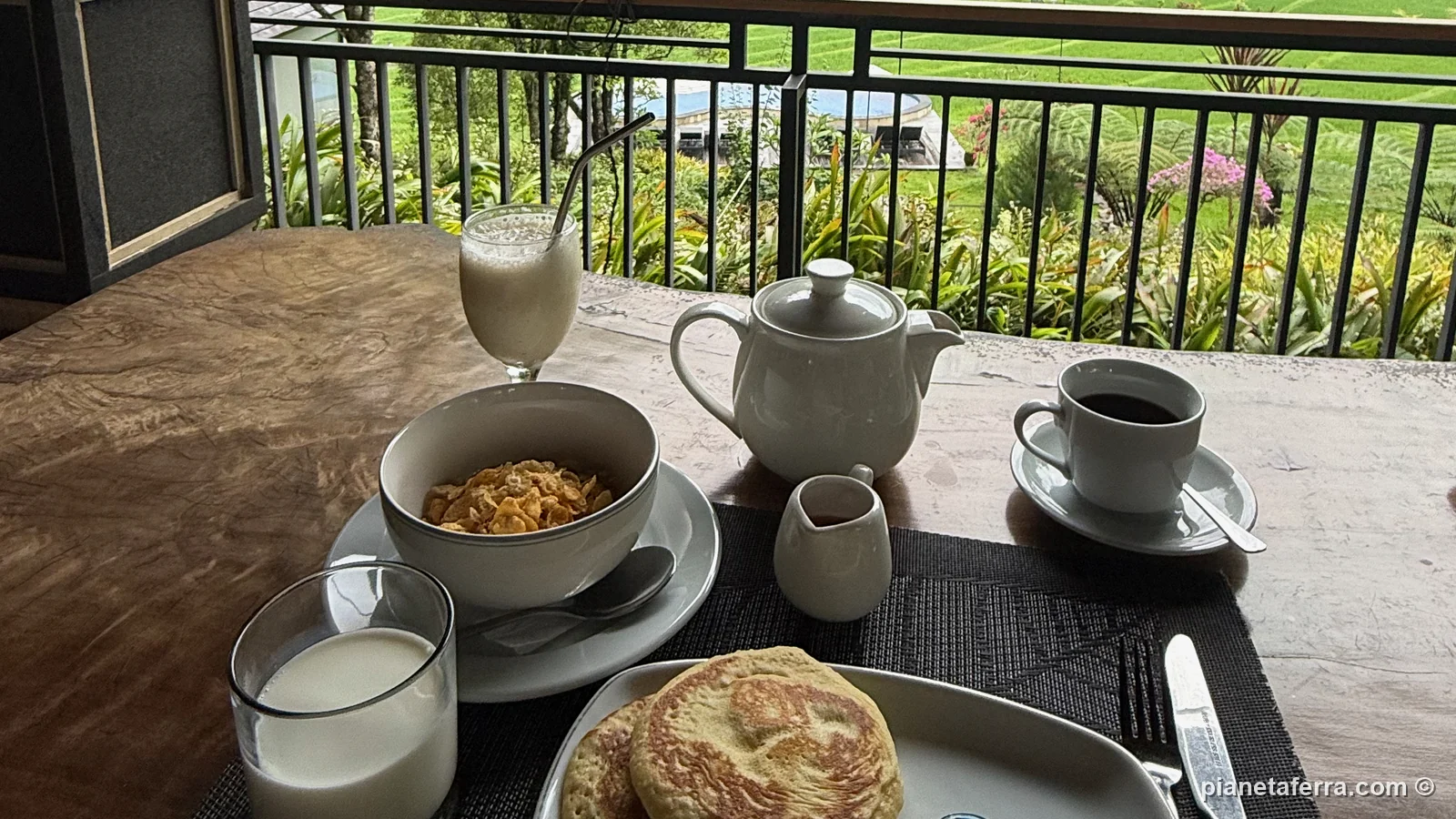 La colazione servita sulla terrazza del Mayura Bali Villa, con pancake, cereali e caffè davanti alle risaie
