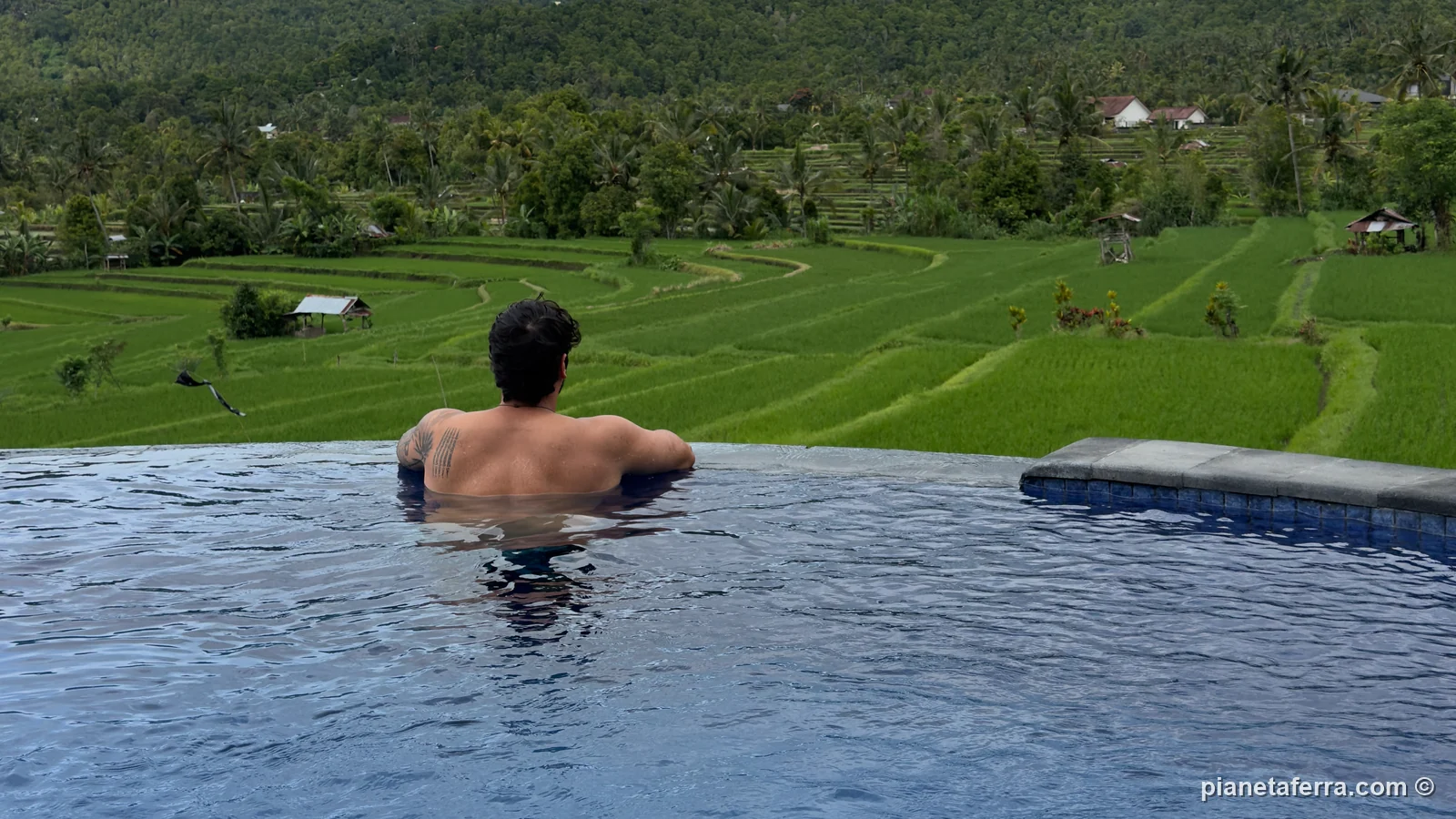 Luca nella piscina a sfioro del Mayura Bali Villa che guarda le terrazze di riso e le colline del nord di Bali