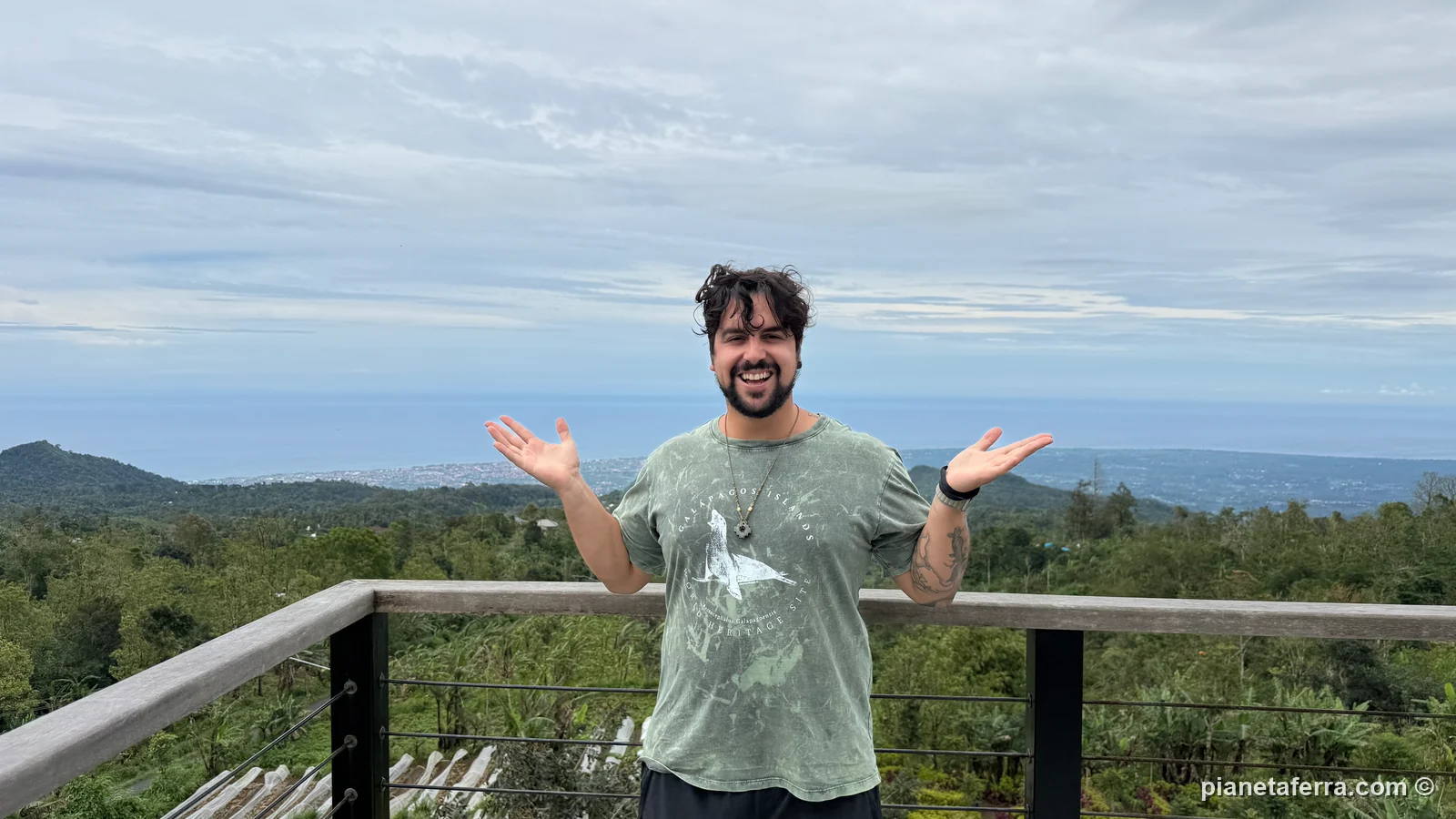 Luca sulla terrazza di Noord a Wanagiri, con la vista sulle colline del nord di Bali fino al mare