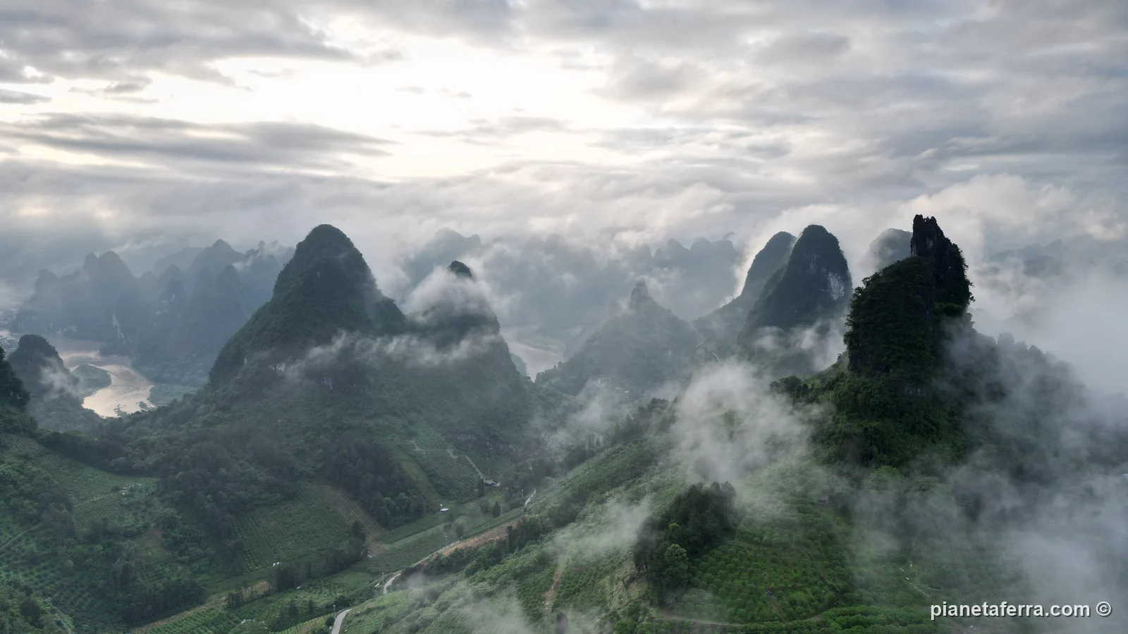 I pinnacoli carsici di Yangshuo nella nebbia, fotografati dal mio drone