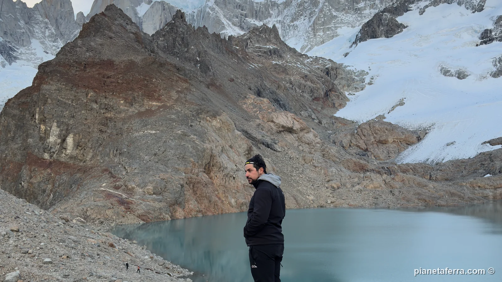 Luca davanti al Fitz Roy alla Laguna de los Tres, sopra El Chaltén, la mattina presto a fine febbraio