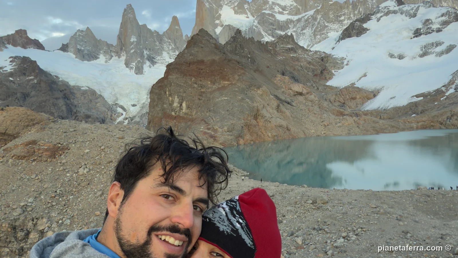 Luca e Patricia alla Laguna de los Tres dopo la salita notturna, con il Fitz Roy alle spalle