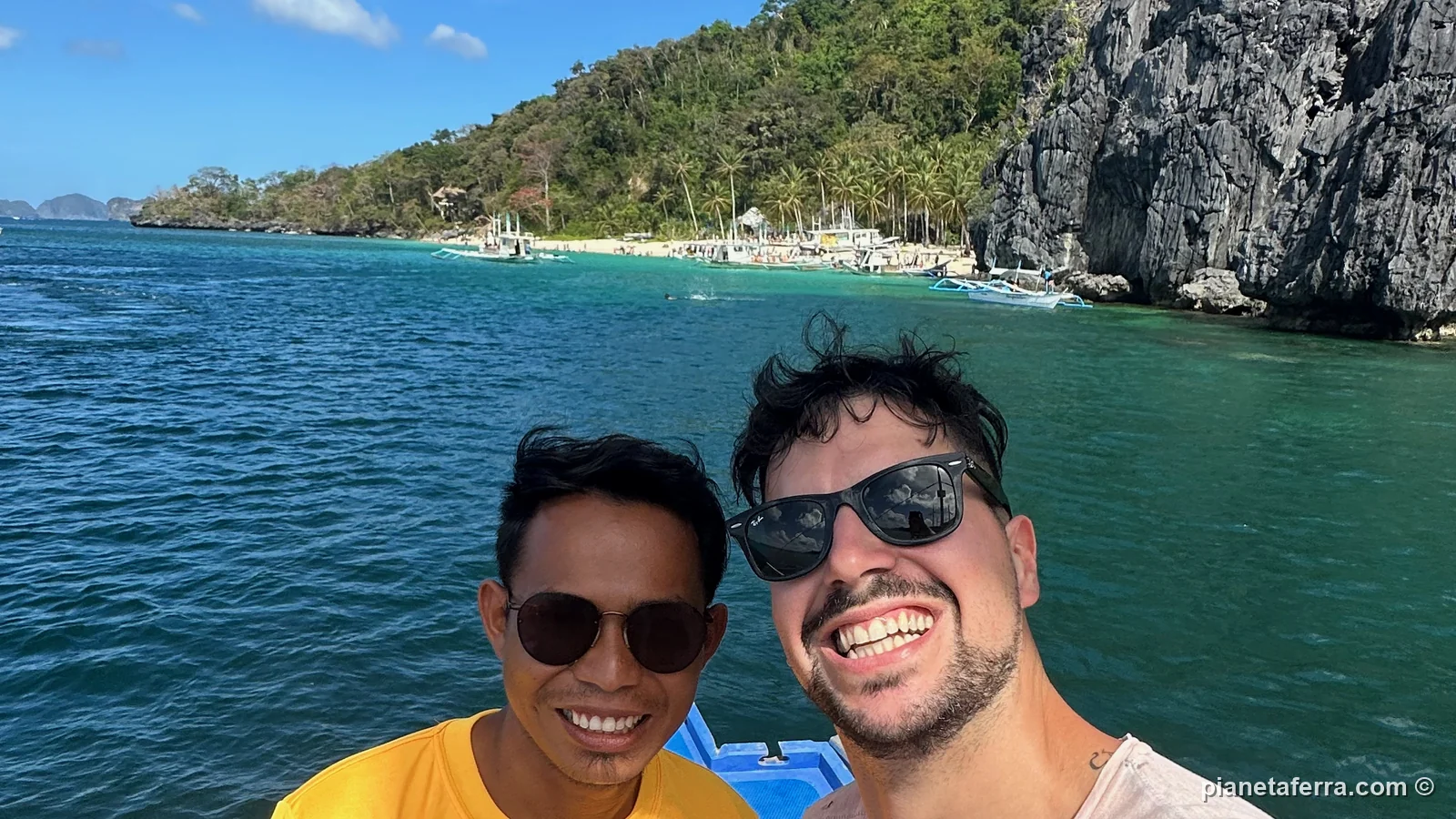 Luca con una delle guide di Haqqy Life sulla barca del Tour C a El Nido, nel 2023