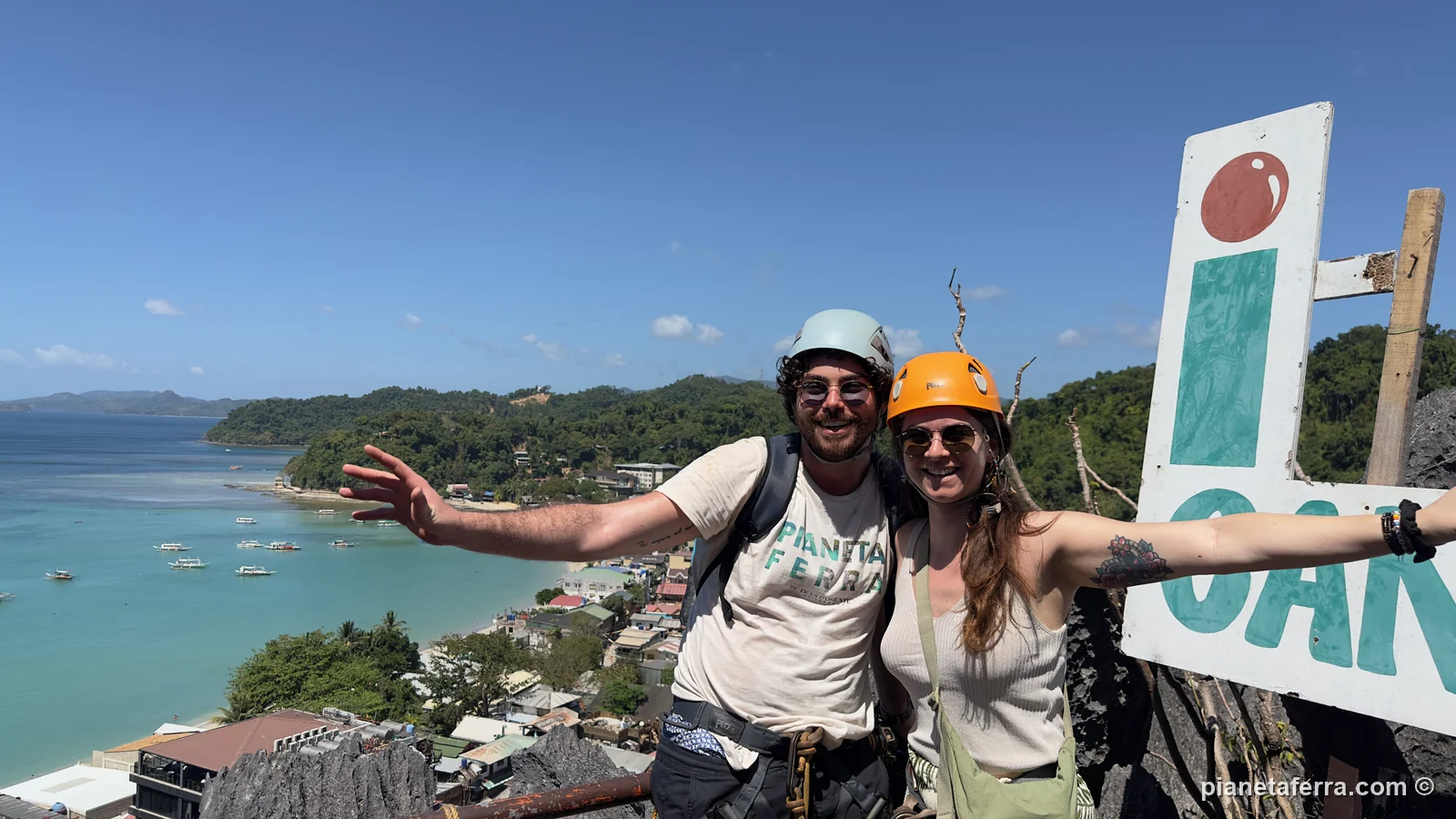 Luca e una ragazza del gruppo sul Taraw Canopy Walk con la baia di El Nido sotto, nel 2024