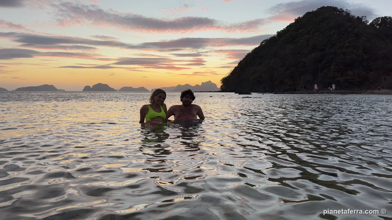 Due persone del gruppo in acqua al tramonto a Corong Corong, con le isole della baia di Bacuit, nel 2024