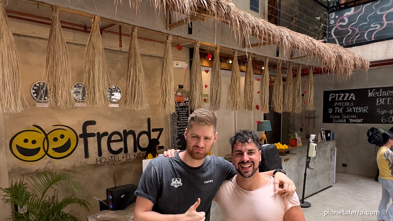 Luca con un amico nella reception del Frendz Hostel di El Nido, nel 2023